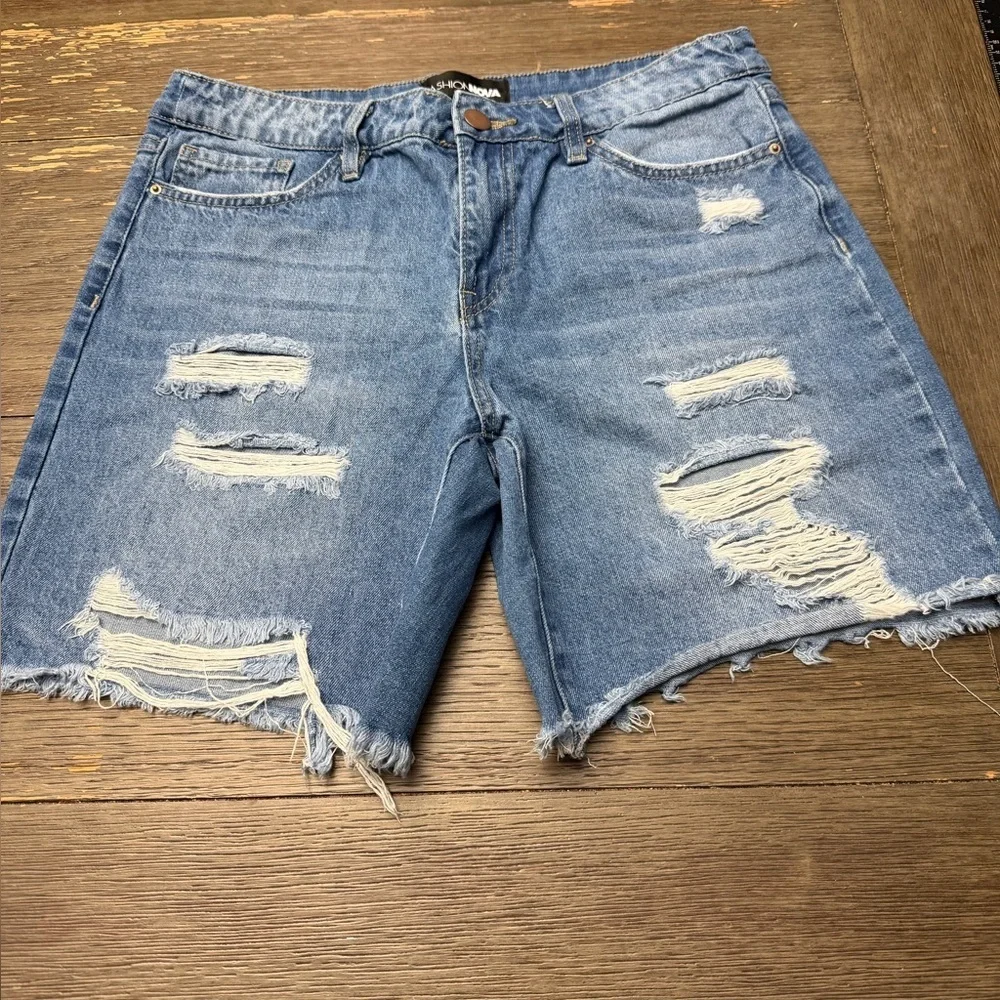 Fashion Nova Size 11 Women Distressed Mid Rise Jean Shorts